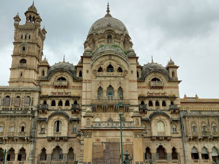 1890 में निर्मित, डिजाइनर-वास्तुकार, रॉबर्ट फेलो चिशोल्म ने इस भव्य इमारत को बनाने में बारह साल का समय लिया था. Photo Credit- Gujarat Tourism