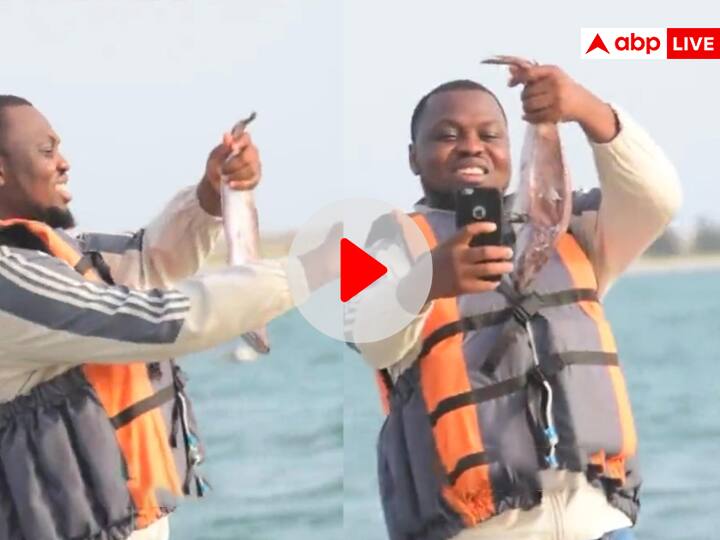 Man on motorboat taking selfie with big fish throws his mobile in water funny viral video on social media Funny Video: पानी से मछली उठाकर सेल्फी ले रहा आदमी, मछली की बजाय खुद का फोन पानी में फेंका