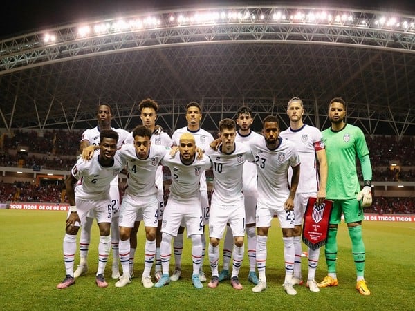 বয়স ভাঁড়িয়ে খেলানোর অভিযোগে মেক্সিকো ফুটবল দলকে ১৯৯০ বিশ্বকাপের জন্য নির্বাসিত করা হয়েছিল।