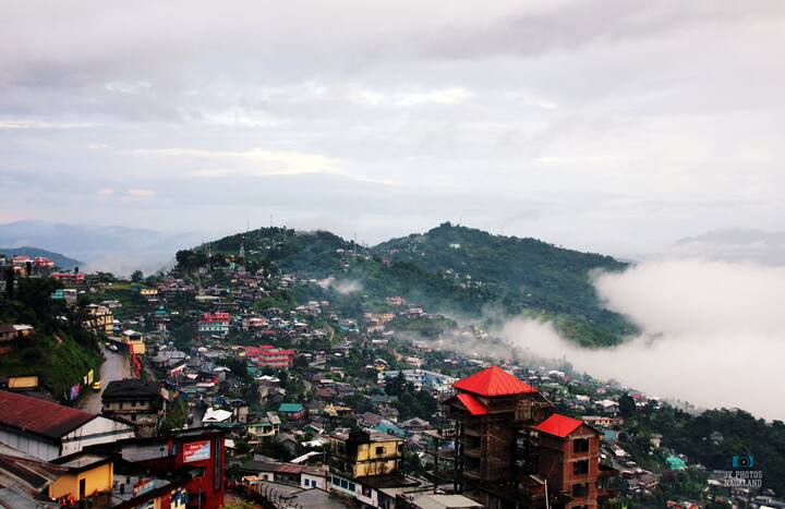 Bollywood FamousTourist Spot: बॉलीवुड फिल्मों के शौकीन हैं तो सिनेमैटोग्राफी की भव्यता से भी वाकिफ होंगे. बॉलीवुड फिल्मों में शानदार लोकेशन पर शूटिंग की हमेशा से एक परंपरा सी रही है. खासकर रोमेंटिक स्टोरी बेस्ड फिल्मों में तो चुन-चुनकर खूबसूरत लोकेशन्स का इस्तेमाल किया जाता है. भारत के ऐसे कई शानदार टूरिस्ट स्पॉट हैं जो बॉलीवुड फिल्मों की शान माने जाते हैं. साथ ही कई बेहद सफल फिल्मों में इन लोकेशन का इस्तेमाल शूटिंग के लिए किया गया है. आज हम आपको भारत में मौजूद कुछ ऐसी ही जगहों के बारे में बताएंगे जो बेहद सुंदर हैं लेकिन अभी तक बॉलीवुड फिल्मों का हिस्सा नहीं बन पाई हैं. यहां की शानदार लोकेशन पर आप भले ही ना गए हों लेकिन संभव है कि कभी ना कभी आप फिल्मी पर्दे के जरिए जरूर इनको देख लें.