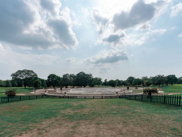 क्रिकेट से जुड़ी कई गतिविधियां आमतौर पर मोतीबाग पैलेस से सटे परिसर में होती हैं. गोल्फ कोर्स, स्विमिंग पूल, क्लब हाउस, जिम और मोती बाग क्रिकेट ग्राउंड, प्रसिद्ध संग्रहालय और बड़ौदा क्रिकेट एसोसिएशन का वर्तमान कार्यालय भी महल का एक हिस्सा है. Photo Credit- Gujarat Tourism