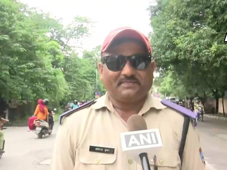 Uttarakhand Home Guard Controls Traffic With His Unique Dance Moves. Watch Video This Uttarakhand Home Guard Controls Traffic With His Unique Dance Moves. Watch Video