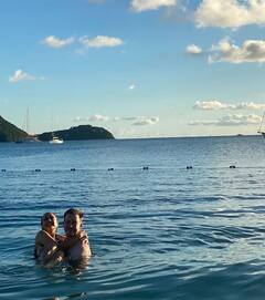 Pics: દરિયામાં નહાતી વખતે પતિ સાથે રોમાન્ટિક થઇ ગઇ આ હૉટ એક્ટ્રેસ, ખુદ શેર કરી તસવીરો......