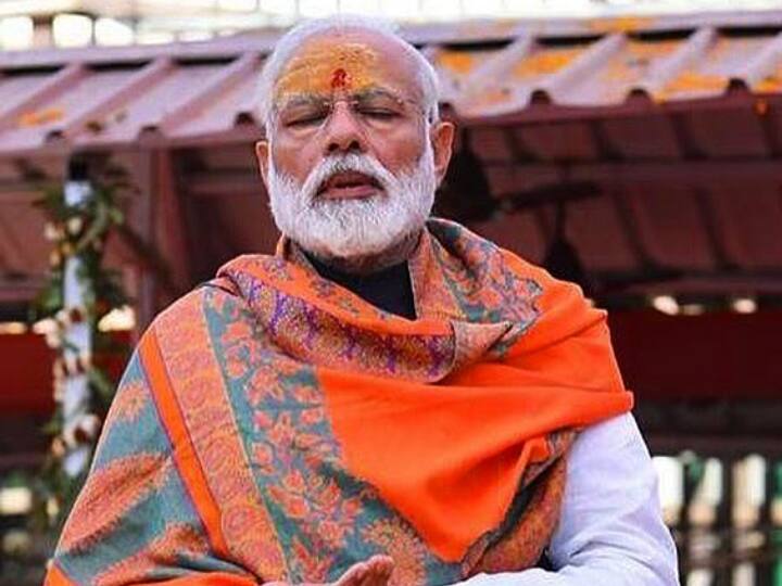पीएम मोदी मार्च 2019 को काशी विश्वनाथ मंदिर पहुंचे थे. इस दौरान उन्होंने सफेद रंग के कुर्ते पर लाल रंग की प्रिंटेड शॉल ओढी हुई थी.