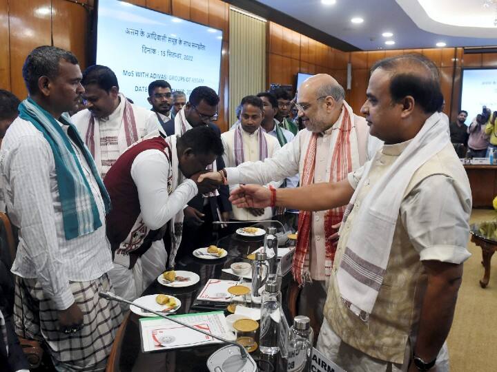 Central and assam government sign tripartite peace accord with eight Tribal outfits of Assam ANN असम सरकार और 8 जनजातीय समूहों के बीच हुआ समझौता, अमित शाह ने बताया मील का पत्थर