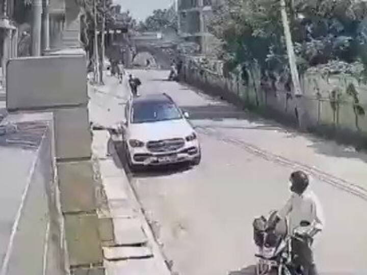 Watch video : சம்பளம் தராத முதலாளி..! பென்ஸ் காருக்கு தீ வைத்து கொளுத்திய ஊழியர்..!