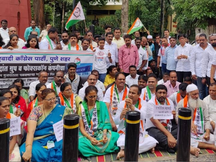 Nationalists aggressive against the state government about vedanta Foxcone project Supriya Sule on Vedanta-Foxconn : महाराष्ट्राला लॉलीपॉप दिलं... राज्य सरकारविरोधात राष्ट्रवादीचं पुण्यात 'लॉलीपॉप आंदोलन'