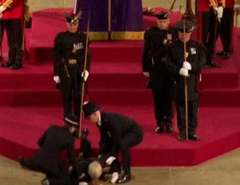 video viral royal guard stand near Queen Elizabeth coffin faints and fall down VIDEO: महारानी एलिजाबेथ II के ताबूत के बगल में खड़ा था शाही गार्ड, अचानक बेहोश होकर गिर पड़ा