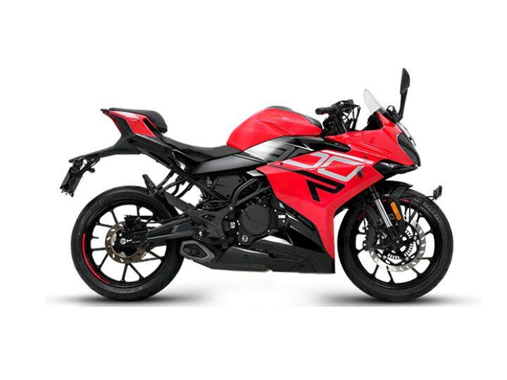 किवेने दोन्ही बाईक तीन पेंट स्कीममध्ये लॉन्च केल्या आहेत. K300 N मॅट व्हाइट, मॅट रेड आणि मॅट ब्लॅक रंगांमध्ये उपलब्ध आहे.