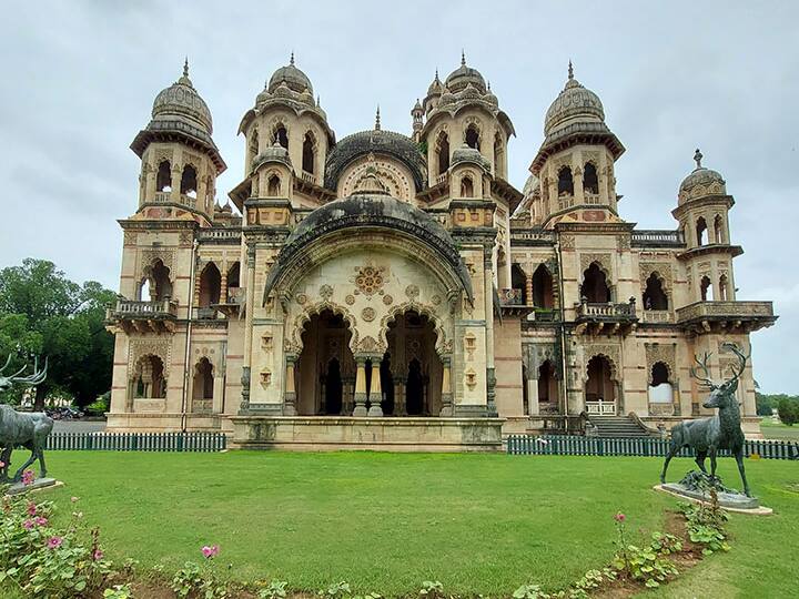 इस महल के अंदर अच्छी तरह से बनाए हुए मोज़ाइक, झूमर और कलाकृतियां हैं. खूबसूरत दरबार हॉल, वेनिस के मोज़ेक फर्श, संगीत समारोहों और सांस्कृतिक कार्यक्रमों के लिए सुंदर स्थान, चमकती हुई खूबसूरत ग्लास की खिड़कियां इस महल को और भी खूबसूरत बनाती है. Photo Credit- Gujarat Tourism