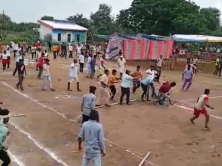 Rajasthan News Dispute between two teams during Kabaddi match in Rural Olympics in Bhilwara ann Bhilwara News: ग्रामीण ओलंपिक खेल में हंगामा, कबड्डी मैच के दौरान दो टीमों में जमकर चले लात-घूंसे, कुर्सियां भी फेंकी