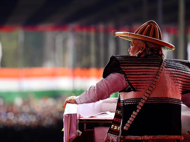 फरवरी 2018 की ये तस्वीर उनके अरुणाचल दौरे की है. इस दौरान प्रधानमंत्री नरेंद्र मोदी पारंपरिक परिधान में दिखाई दिए.