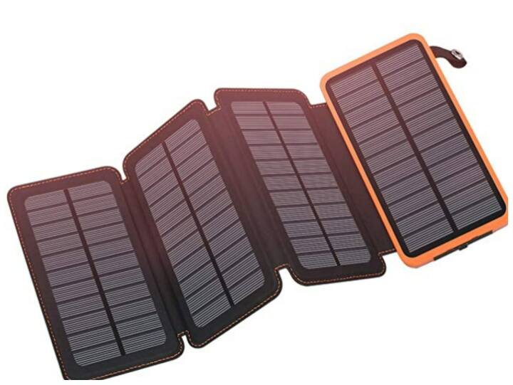 ट्रैवल पर जाने से पहले सोलर चार्जर रखना भी जरूरी है. ऐसा होता है कि कई बार सफर में पावर सोर्स नहीं मिल पाता है. ऐसे में, सोलर चार्जर के ज़रिए ना सिर्फ स्मार्टफोन बल्कि आप अपने पावर बैंक के साथ कई अन्य गैजेट्स को भी आसानी से चार्ज कर सकते हैं.
