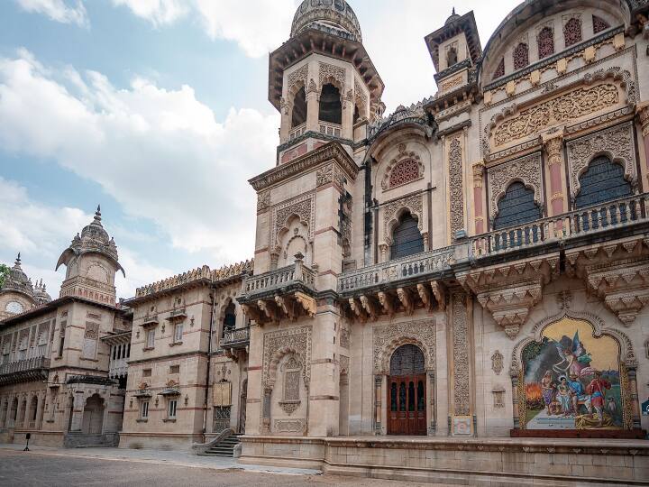 यह विशाल आर्ट-डेको महल अभी भी शाही निवास है और पर्यटकों के दर्शनीय स्थलों के लिए खुला रहता है. Photo Credit- Gujarat Tourism