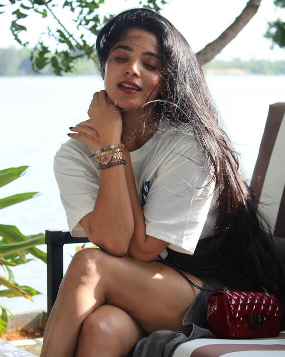 Divyabharathi Latest Photos On Instagram Divyabharathi பூவே காதல் பூக்கும் பூவேநடிகை