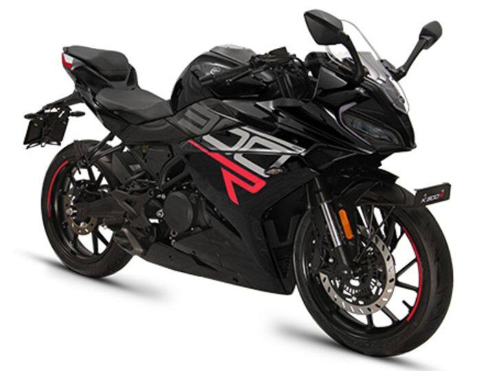 या दोन्ही बाईकमध्ये समान क्षमतेची इंधन टाकी देण्यात आली आहे. याशिवाय दोन्हीमध्ये डिस्क ब्रेक, एबीएस, अलॉय व्हील्स आणि टायर समान आकाराचे आहेत.