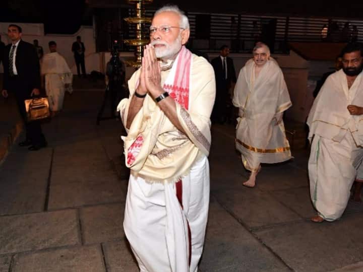 जनवरी 2019 को केरल के पद्मनाभस्वामी मंदिर में पीएम मोदी ने सफेद धोती के साथ एक बढ़िया शॉल और एक गमछा पहना हुआ था. उनका ये लुक सोशल मीडिया पर काफी पॉपुलर हुआ था.