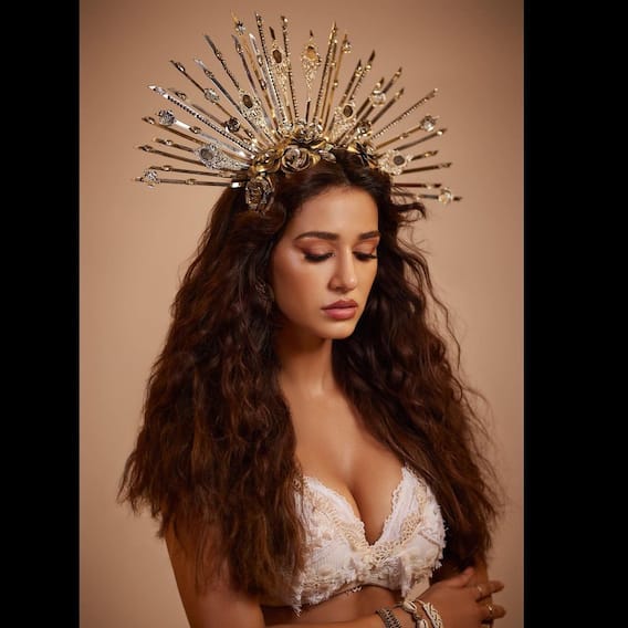 Disha Patani Pics: आदिवासी लुक के साथ सिर पर ताज सजाए दिखीं दिशा पटानी, पहली बार देखा होगा एक्ट्रेस का ऐसा रूप!