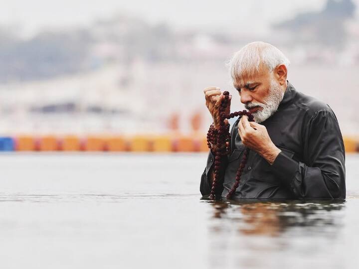 इसके अलावा कुंभ के दौरे पर उन्होंने गंगा में डुबकी लगाई, जहां वो ब्लैक कलर के कुर्ते में रुद्राक्ष की माला पहने हुए थे. इस तस्वीर में भी उनका लुक बेहद शानदार लग रहा था.