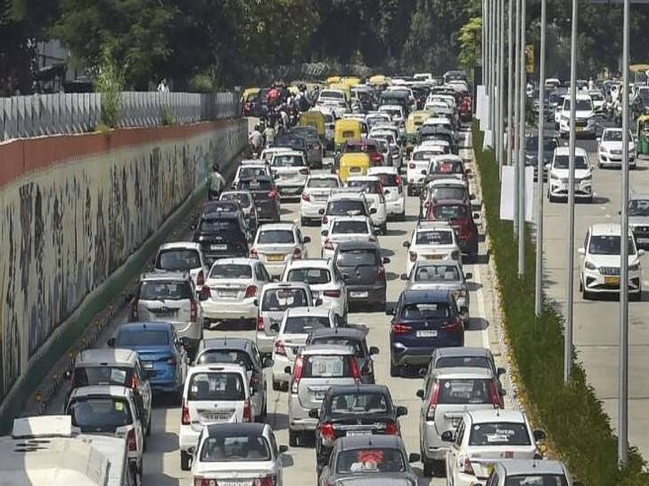 Delhi News: दिल्ली में रियर सीट बेल्ट पहनना हुआ अनिवार्य, नियम तोड़ने पर लगेगा इतना जुर्माना Wearing rear seat belt is mandatory in Delhi, one thousand rupees fine will be imposed for breaking the rules Delhi News: दिल्ली में रियर सीट बेल्ट पहनना हुआ अनिवार्य, नियम तोड़ने पर लगेगा इतना जुर्माना