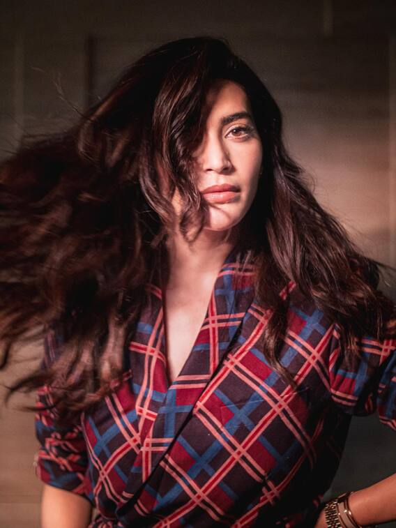 बेहद कूल अंदाज में नजर आईं करिश्मा तन्ना