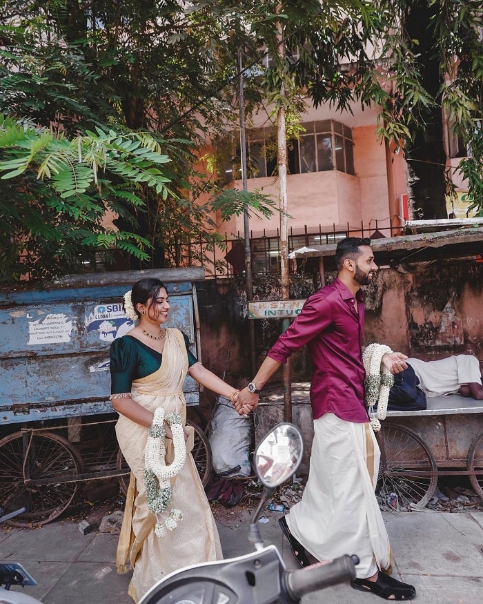 সাইনা সোশ্যাল মিডিয়ায় লিখেছেন, 'দিলওয়ালে দুলহনিয়া লে যায়েঙ্গে...''। সাইনার বার্তায় মজা পেয়েছেন নেটিজেনরা।