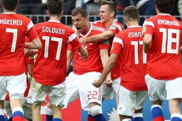 রাশিয়ার মাটিতে গত বিশ্বকাপের আসর বসেছিল। অথচ এই রাশিয়াকে ইউক্রেনের সঙ্গে যুদ্ধের জন্য বাতিল করা হয়েছে আসন্ন ফুটবল বিশ্বকাপ থেকে।