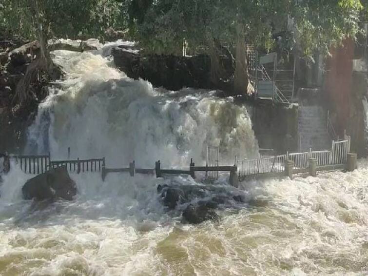 Dharmapuri district administration banned coracle as Water flow increased in Cauvery water மீண்டும் அதிகரித்தது நீர்வரத்து,  ஒகேனக்கல் பரிசலுக்கு தடை விதித்த மாவட்ட நிர்வாகம்