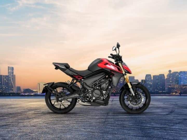 तर K300 R ग्लॉसी व्हाईट, ग्लॉसी रेड आणि ग्लॉसी ब्लॅक रंगांमध्ये उपलब्ध आहे.