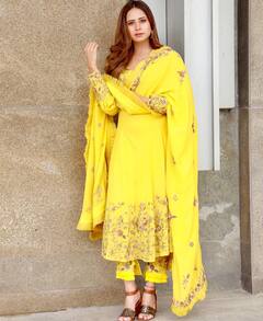 PHOTO: तुम हुस्न परी तुम जानेजहाँ.. सरगुन मेहताचा क्लासी अंदाज!