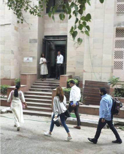 ਜੈਕਲੀਨ ਨੂੰ ਇਸ ਤੋਂ ਪਹਿਲਾਂ ਦੋ ਵਾਰ ਸੰਮਨ ਭੇਜਿਆ ਗਿਆ ਸੀ ਪਰ ਉਹ ਦੋਵੇਂ ਮੌਕੇ ਹਾਜ਼ਰ ਨਹੀਂ ਹੋਈ। ਉਹ ਕਰੀਬ 11.20 ਵਜੇ ਪਿਛਲੇ ਗੇਟ ਰਾਹੀਂ ਦਫ਼ਤਰ ਅੰਦਰ ਦਾਖ਼ਲ ਹੋਇਆ।