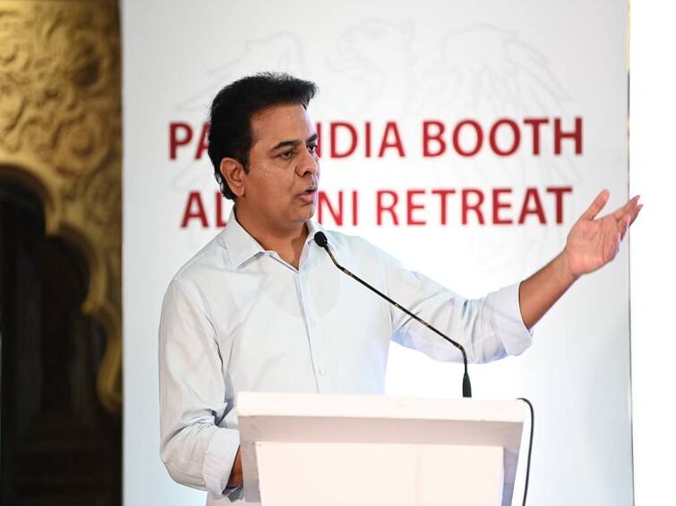 KTR Latest Tweet on Bandi Sanjay Free Education, Health, Home Guarantees  KTR Tweet: విశ్వగురు ఉచితాలు వద్దంటుంటే, ఈ జోకర్ ఎంపీ ఉచిత హామీలు ఇస్తున్నారు - కేటీఆర్