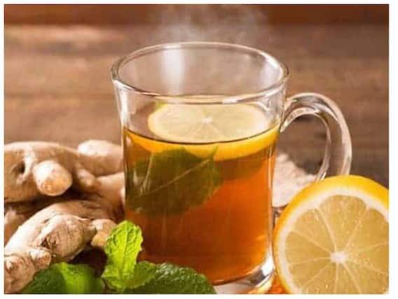 लिंबू चहा प्यायला किंवा रिकाम्या पोटी गरम पाण्यात लिंबू टाकून प्यायल्यानेही रक्त शुद्ध होते. 1 मोठ्या कप पाण्यात 2 चिमूटभर चहाची पाने उकळा. त्यात थोडा गूळ किंवा साखर आणि 1 चिमूट काळे मीठ एकत्र करून उकळवा. ते थंड झाल्यावर त्यात अर्धा लिंबू टाकून गाळून प्या.