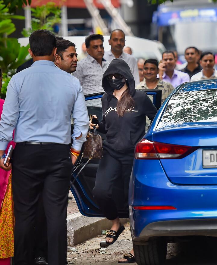 EOW ऑफिस के  बाहर से नोरा फतेही की  कुछ तस्वीरें सामने आई हैं जिनमें एक्ट्रेस ऑल ब्लैक लुक में नज़र आ रही हैं. हमेशा ग्लैमरस और हॉट दिखे वाली नोरा का इन तस्वीरें में चेहरा ही नज़र नहीं आ रहा.