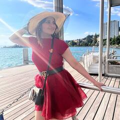 રેડ શોર્ટ ડ્રેસમાં કિલર પોઝ આપતી જોવા મળી Arti Singh