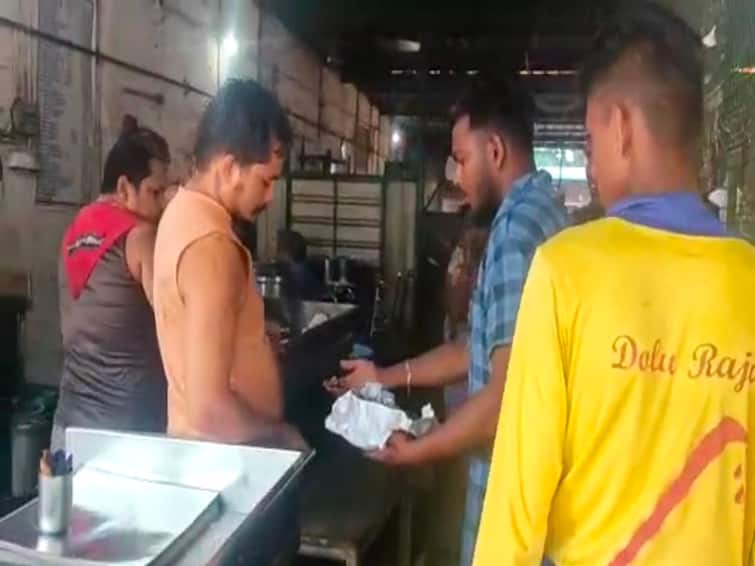 Tiruvannamalai: Video of teenager arguing with maggots shop staff at Chicken Pagoda goes viral on social media TNN சிக்கன் ‌பக்கோடாவில் புழுக்கள்.....கடை ஊழியர்களிடம் வாலிபர் வாக்குவாதம் - வைரலான வீடியோ