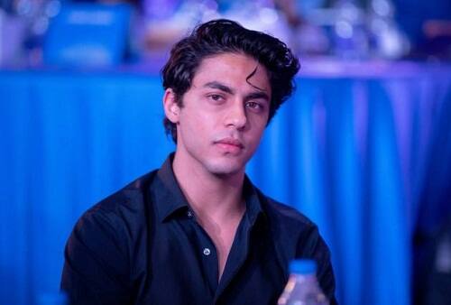 शाहरुख खान के बेटे आर्यन खान (Aryan Khan) का नाम सबसे पॉपुलर स्टार किड्स में शामिल है. उन्होंने अपनी स्कूलिंग मुंबई के ‘धीरूभाई अंबानी इंटरनेशनल स्कूल’ से पूरी की. उसके बाद उन्होंने लंदन के ‘सेवनोक्स हाई स्कूल’से पढ़ाई की. वहीं फिर ‘यूनिवर्सिटी ऑफ़ साउथर्न कैलिफोर्निया’ से उन्होंने फाइन आर्ट्स, सिनेमा आर्ट्स और टीवी प्रोडक्शन में बैचलर डिग्री की है. तस्वीर: सोशल मीडिया
