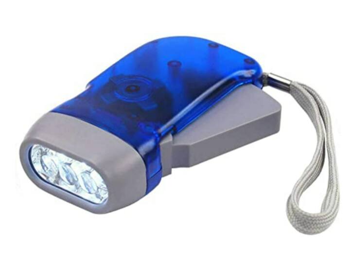 अगर आपके पास टॉर्च नहीं है तो इसकी जगह आप डायनेमो टॉर्च रख सकते हैं जो हैंड पावर से काम करती है. यह आकार में भी काफी छोटी होती है, जिससे इसे पॉकेट में भी रखा जा सकता हैं.