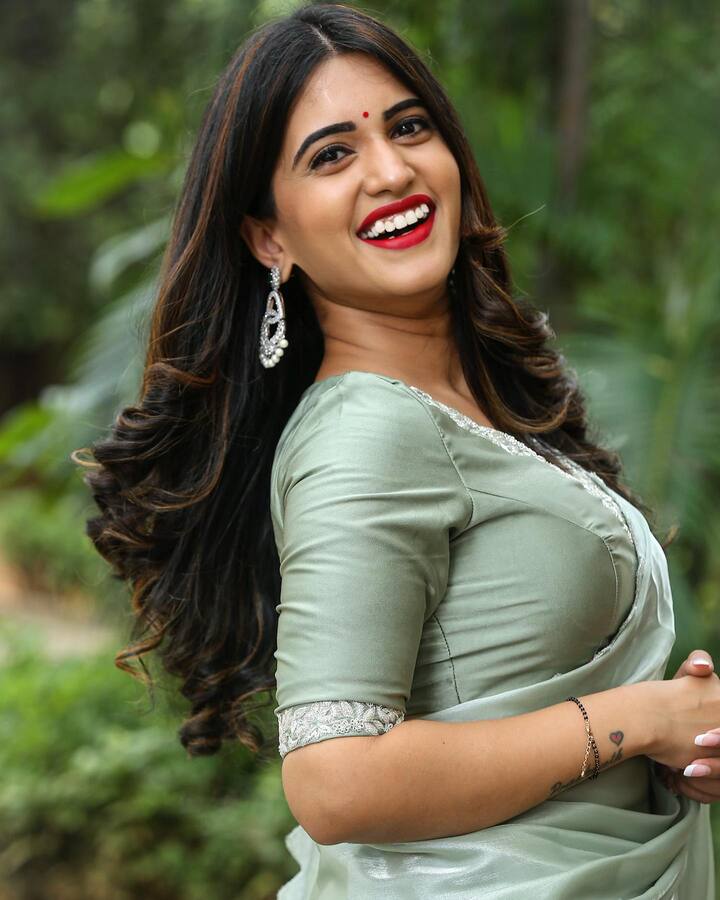 లెహరాయి.. సినిమా టీజర్ రిలీజ్ ఈవెంట్ కి ముద్దుగా రెడీ అయిపోయిన స్రవంతి చొక్కారపు. Image Credit: Sravanthi Chokarapu / Instagram