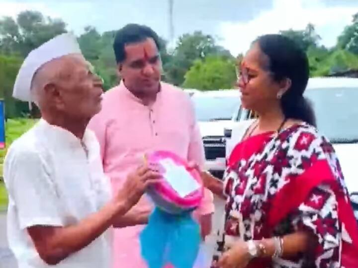 Supriya Sule met Janba Parathe and took aloo vadi from him Supriya Sule Instagram Post: अळूच्या वड्या अन् काकांची भेट यापेक्षा मोठा आशीर्वाद काय?; सुप्रिया सुळे यांची पोस्ट चर्चेत