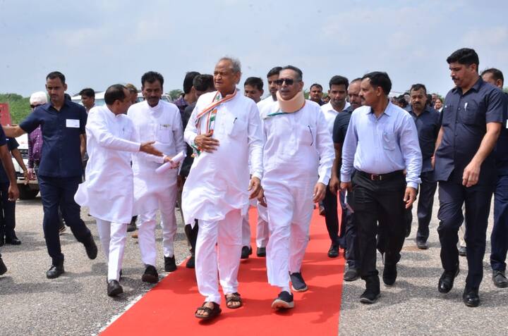 सीएम अशोक गहलोत के कार्यक्रम को लेकर प्रशासन दो दिन से तैयारियां करने में लगा था लेकिन मौसम विभाग की भारी बरसात के अलर्ट ने प्रशासन की चिंताएं भी बढ़ा दी. मौसम को देखते हुए सीएम और बाकी नेताओं के लिए वाटर प्रूफ मंच तैयार किया गया लेकिन जनता के लिए अधिकारियों ने साधारण टैंट की व्यवस्था की थी. मुख्यमंत्री कार्यक्रम में लगभग 6 हजार लोगों के आने की व्यवस्था की गई. पला हवाई पट्टी पर जिले के ज्यादातर विभागों के अधिकारियों को लगाया गया. संभागीय आयुक्त सांवरमल वर्मा, आईजी गौरव श्रीवास्तव, जिला कलेक्टर आलोक रंजन, एसपी श्याम सिंह पूरी व्यवस्थाओं को संभालेंगे.