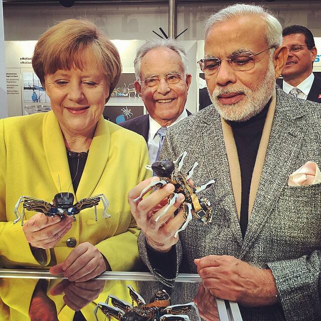 हनोवर में जर्मनी की चांसलर मैर्केल के साथ पीएम मोदी की ये तस्वीर बेहद खास है. पीएम मोदी की ये तस्वीर 14 अप्रैल 2015 की है, जिसमें वो ग्रे कलर के सूट में बेहद शानदार लग रहे हैं.