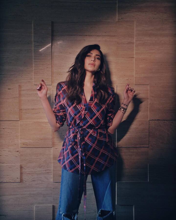 तिच्या वैयक्तिक आणि व्यावसायिक आयुष्यामुळे ती अनेकदा चर्चेत येते.(फोटो सौजन्य :karishmaktanna/इंस्टाग्राम)