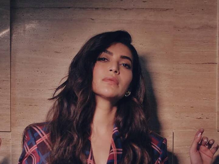 हा लूक पूर्ण करण्यासाठी करिश्माने न्यूड मेकअप केला आहे. (फोटो सौजन्य :karishmaktanna/इंस्टाग्राम)
