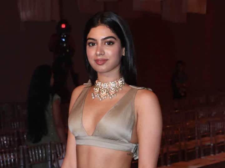 जाह्नवी कपूर की बहन खुशी कपूर (Khushi Kapoor) ने ‘धीरूभाई अंबानी इंटरनेशनल स्कूल’ से पढ़ाई करने के बाद ‘न्यूयॉर्क फिल्म अकैडमी’ से एक्टिंग का कोर्स किया है. तस्वीर: सोशल मीडिया