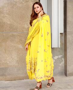 PHOTO: तुम हुस्न परी तुम जानेजहाँ.. सरगुन मेहताचा क्लासी अंदाज!