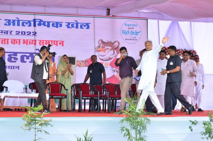 राजस्थान के मुख्यमंत्री अशोक गहलोत आज भरतपुर पहुंचे और जनसभा को संबोधित किया. मुख्यमंत्री अशोक गहलोत लगभग 1 बजे भरतपुर पहुंचे और राजीव गांधी ग्रामीण ओलंपिक प्रतियोगिता के ब्लॉक स्तर के फाइनल विजेताओं को ट्राफी देकर सम्मानित किया. मुख्यमंत्री के भरतपुर दौरे को देखते हुए जिला प्रभारी मंत्री रमेश मीणा, कैबिनेट मंत्री विश्वेन्द्र सिंह, तकनीकी शिक्षा मंत्री डॉ. सुभाष गर्ग, विधायक बयाना अमर सिंह जाटव, विधायक वाजिब अली सहित कंग्रेस के पदाधिकारी और कार्यकर्ता मौजूद रहे. गहलोत के साथ कांग्रेस के प्रदेशाध्यक्ष गोविन्द सिंह डोटासरा और कैबिनेट मंत्री भजनलाल जाटव जयपुर से ही हैलीकॉप्टर में आये थे.