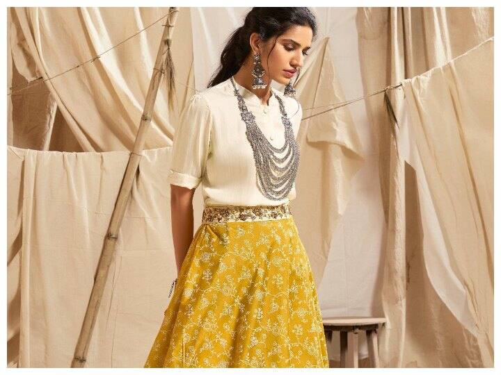 लॉन्ग स्कर्ट लॉन्ग स्कर्ट में आप कम्फर्टेबल महसूस करती हैं तो आप इसे लॉन्ग शर्ट या फिर टॉप के साथ भी कैरी कर सकती हैं. इसके साथ आप पुरानी स्टाइल की लॉन्ग इयरिंरंग्स कैरी करेंगी तो बेहद ही खूबसूरत नजर आएंगी.