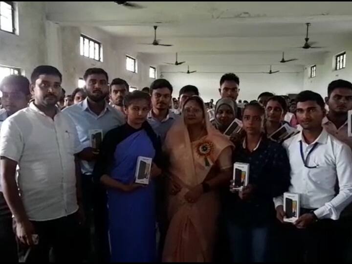 UP Free smart phones distribution among students in Deoria degree college, Minister Vijay Laxmi Gautam statement ANN UP News: देवरिया में विद्यार्थियों में मंत्री विजय लक्ष्मी गौतम ने बांटे फ्री स्मार्ट फोन, पीएम मोदी को लेकर कही ये बड़ी बात