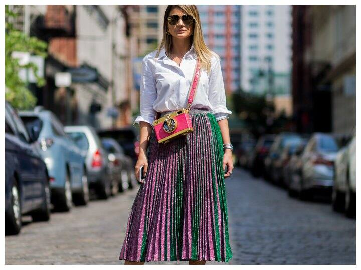 प्लैटेड स्कर्ट यह प्लैटेड स्कर्ट काफी फ्रिल वाली होती हैं. आप इसे सिंगल कलर में कैरी कर रही हैं तो टॉप कलरफूल सिलेक्ट कर सकती हैं.